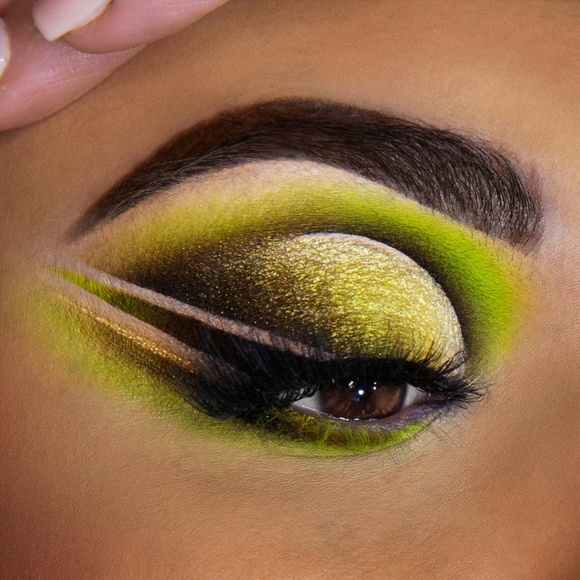 Cosmic Brushes "Serenity" eyeshadow palette - Picture 5 of 12